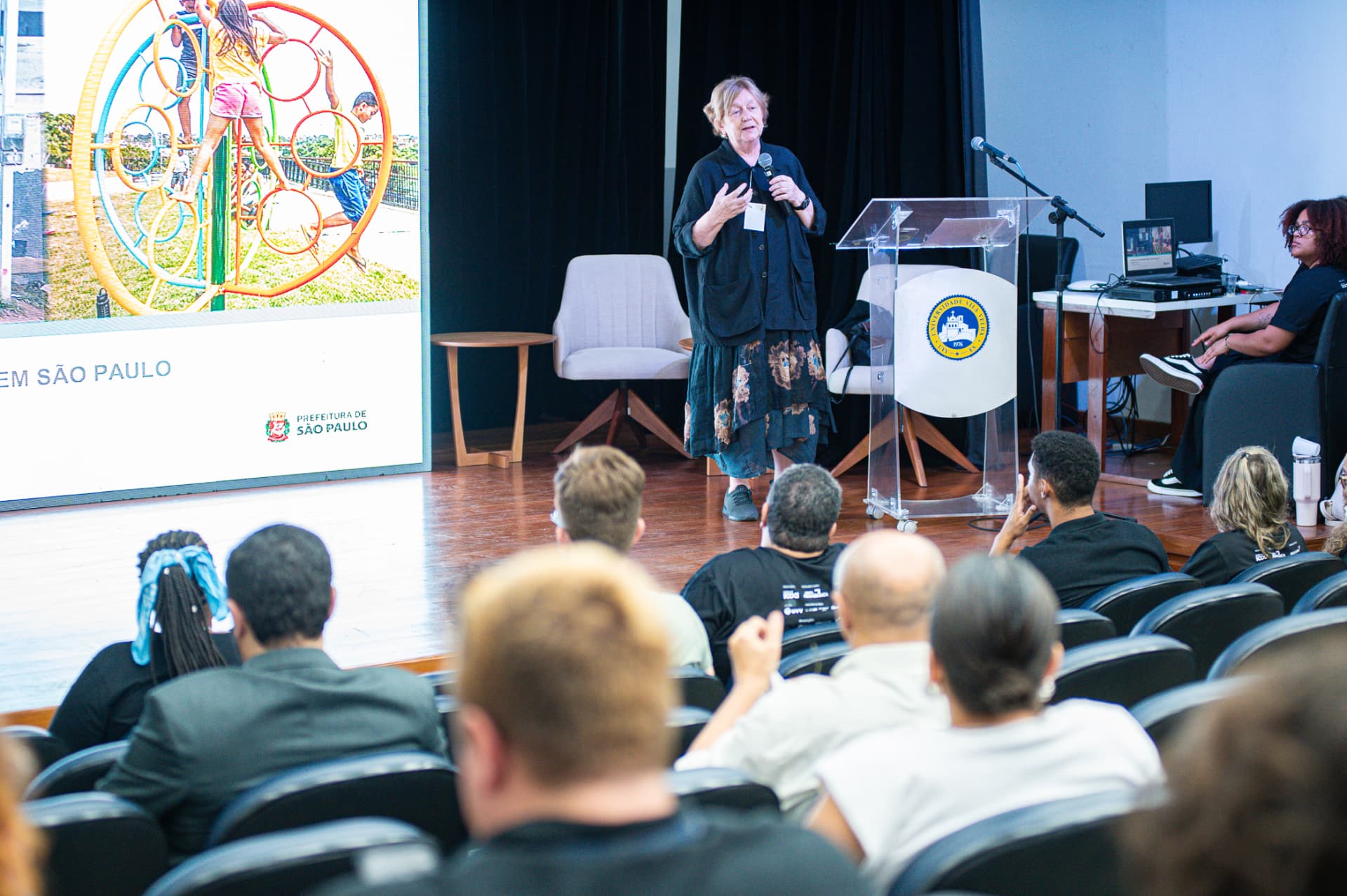 Palestra sobre espaços de brincar em São Paulo durante a conferência