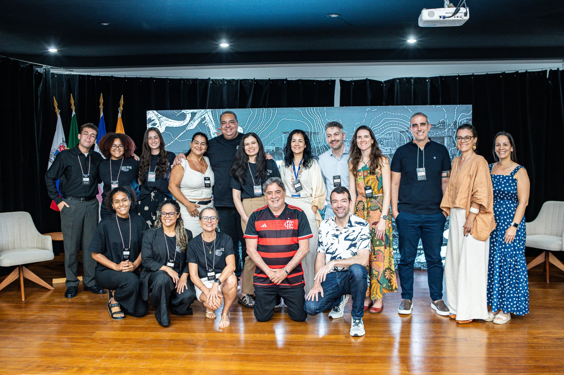 Foto coletiva da equipe e convidados da conferência Cidades 20-30