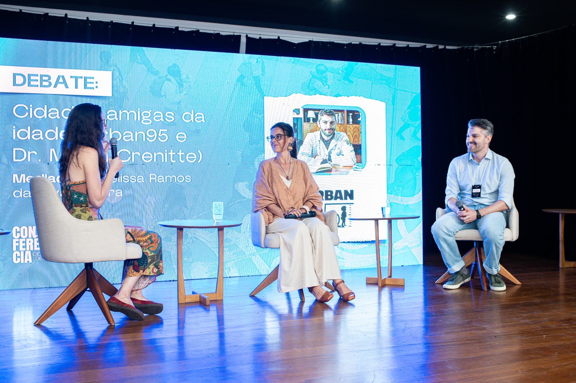 Debate sobre cidades amigas da idade com mediação no palco