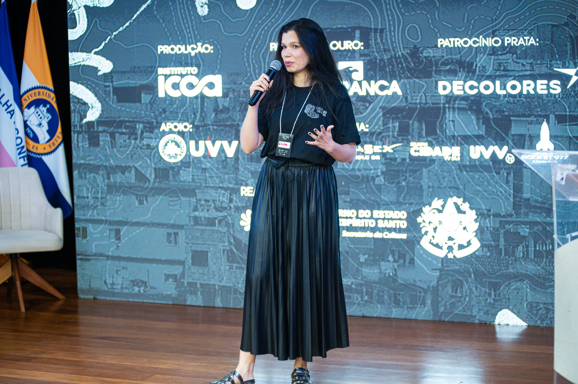 Abertura da conferência com o painel de patrocinadores ao fundo