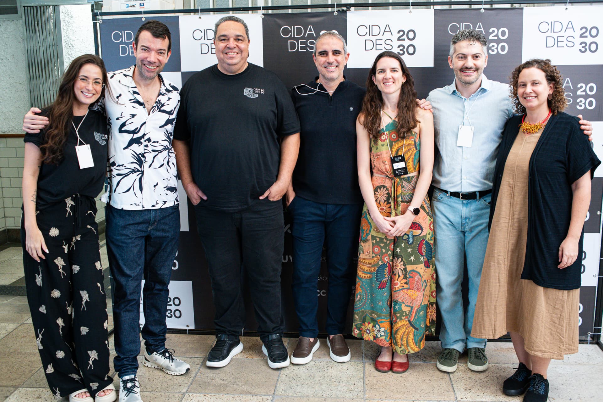 Convidados do Cidades 20-30 no painel fotográfico do evento